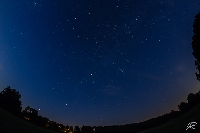 Noc Perseidów. Spadające gwiazdy na zdjęciach