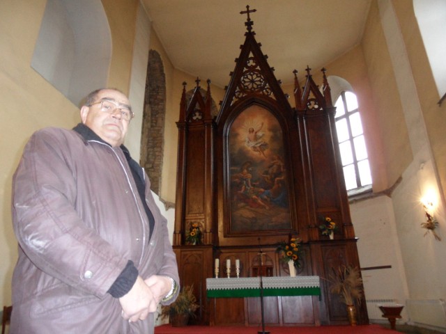 Herbert Gnida, kościelny, prezentuje ołtarz