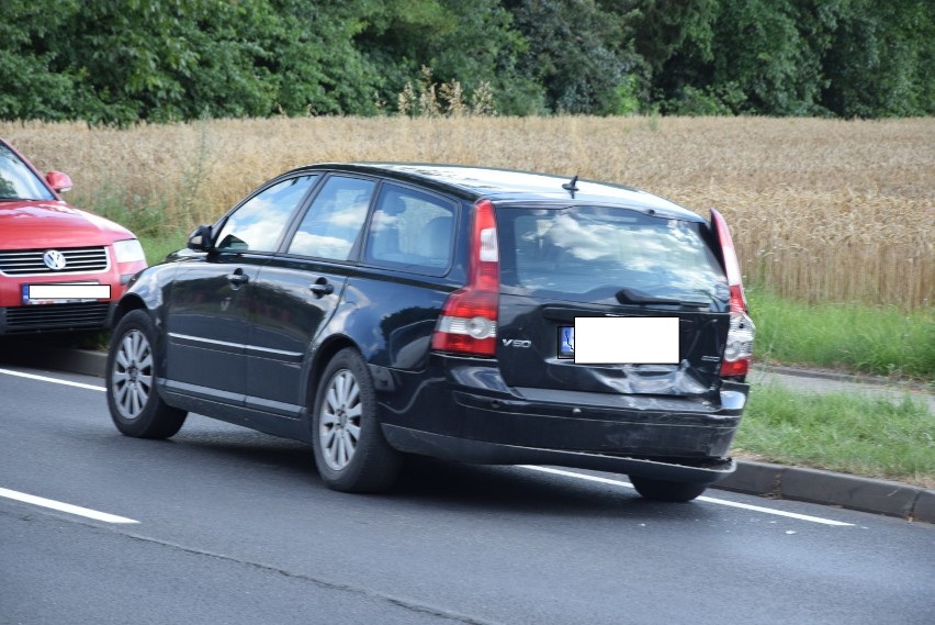 Wieluń. 32-latek mając ponad 2 promile najechał na tył volvo. Poszkodowane zostały 2 osoby ZDJĘCIA