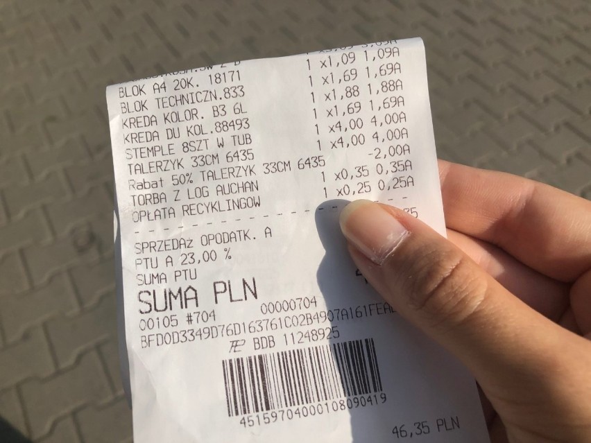 Na przykład, w Auchan opłata recyklingowa jest wbijana na...