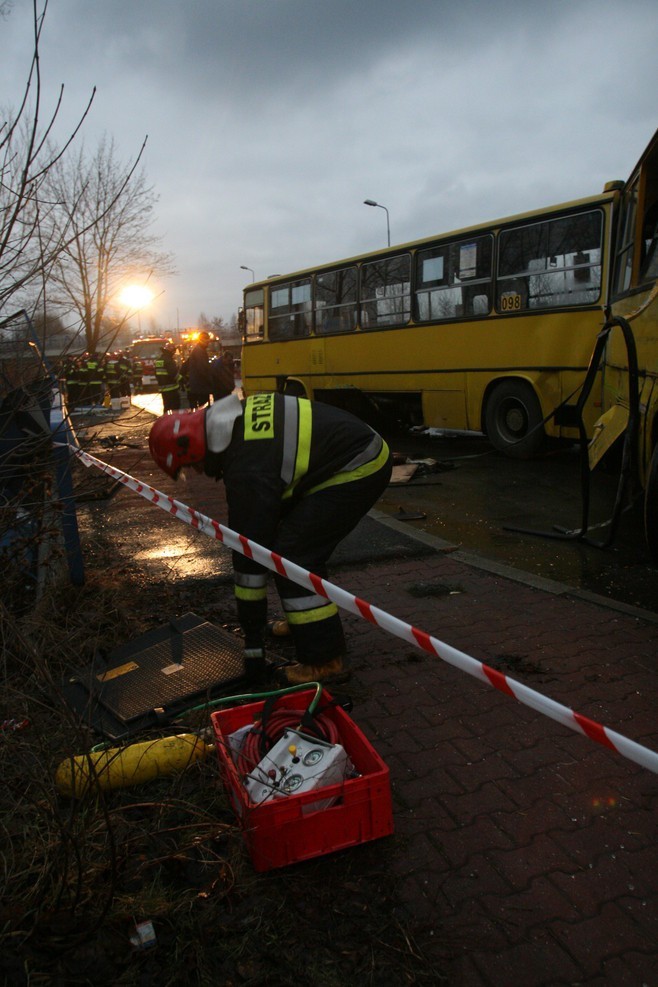 Wypadek autobusów 77 i 788 w Mysłowicach na ul. Brzezińskiej, są ranni [ZDJĘCIA]