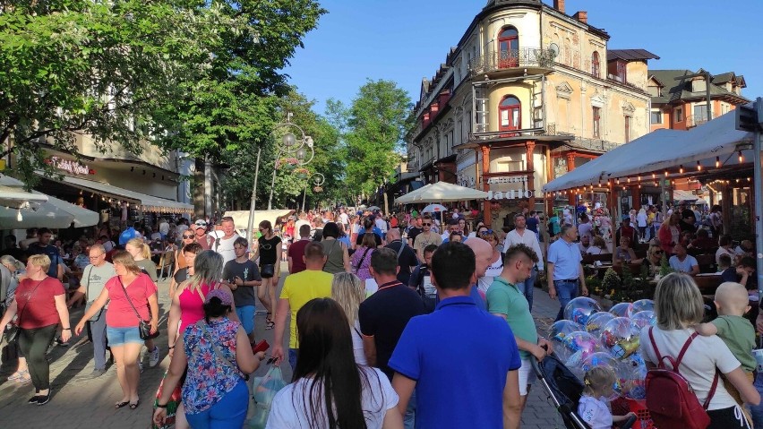 Zakopane. Rzeka ludzi na Krupówkach. Pod Giewontem są takie tłumy turystów, że w sklepach półki świecą pustkami!