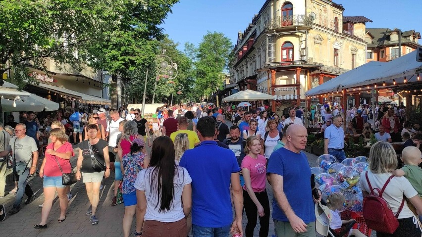 Zakopane. Rzeka ludzi na Krupówkach. Pod Giewontem są takie tłumy turystów, że w sklepach półki świecą pustkami!