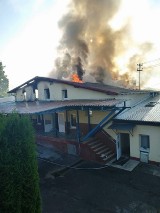 Pożar budynku mleczarni w Zielinie. Spaliło się mieszkanie. Straty wyceniono na pół miliona złotych [zdjęcia]