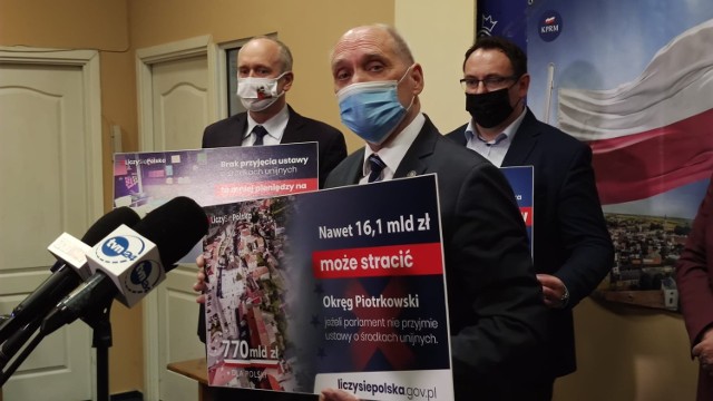 Macierewicz w Piotrkowie o europejskim Funduszu Odbudowy. Konferencja posłów PiS w biurze w Rynku Trybunalskim