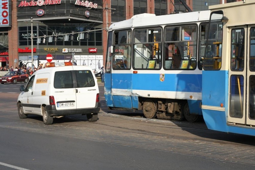 Wrocław: Zderzenie tramwajów na pl. Dominikańskim (ZDJĘCIA)