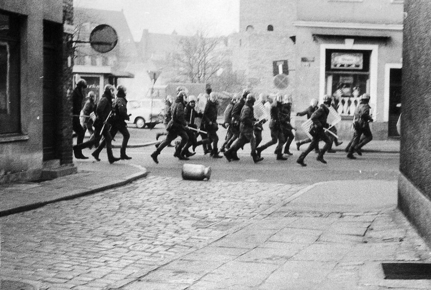 Zomowcy biegnący ulicą Szeroką ...fot. Witold Szymański