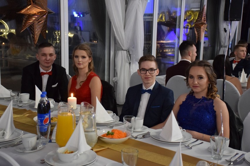 Studniówki 2020: uczniowie z Zespołu Szkół Ekonomicznych bawią się w Borzechowie! [ZDJĘCIA]