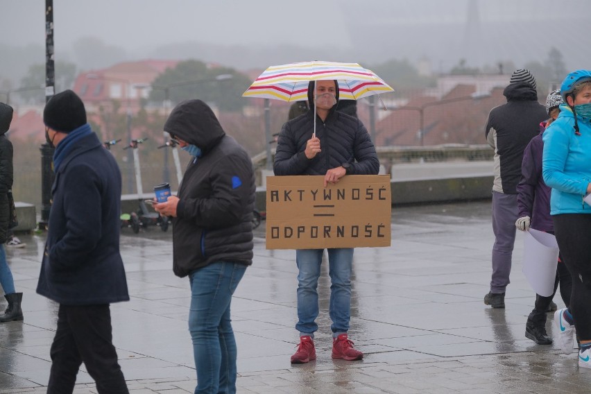 Spontaniczny protest branży fitness w Warszawie. "100 tysięcy miejsc pracy jest na szali"