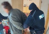 Nie chciał iść do więzienia, więc się ukrył. Słabo mu to wyszło, bo policjanci znaleźli go we własnym domu | NADMORSKA KRONIKA POLICYJNA