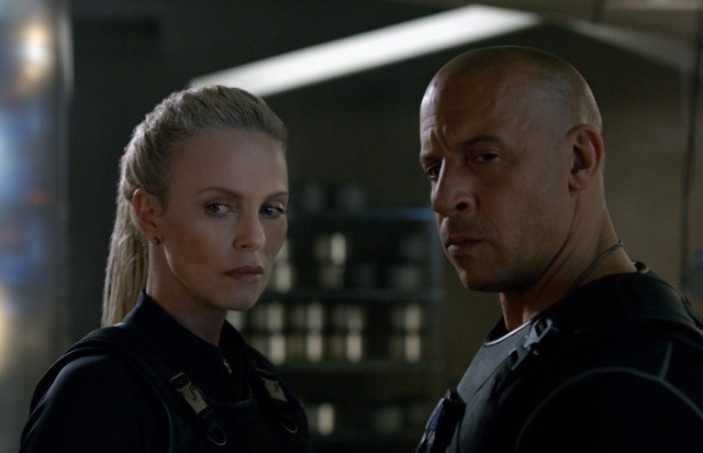 Charlize Theron i Vin Diesel - ich konfrontacja na ekranie nie wypada najlepiej. Ona stara się zagrać gorzej niż potrafi, on prezentuje warsztat mechanika samochodowego po technikum gastronomicznym