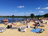 Początek sezonu na kąpielisku Słoneczko w Piotrkowie. Woda czysta, ratownicy gotowi, tylko droga dojazdowa nadal w opłakanym stanie
