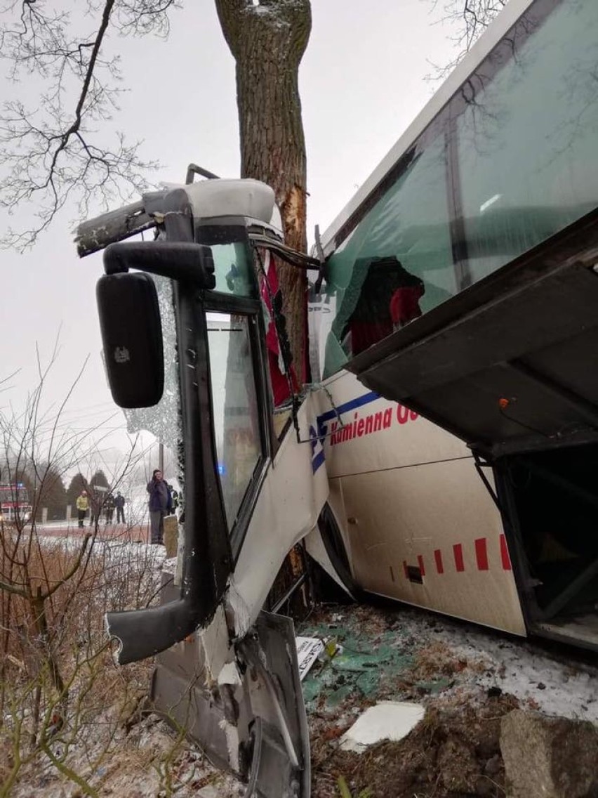 Wypadek autobusu koło Kamiennej Góry. Są ranni. Droga zablokowana