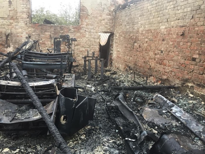 7-osobowa rodzina z Wolenia w gminie Błaszki straciła dorobek życia w pożarze. Ruszyła fala pomocy. Jak można wesprzeć poszkodowanych? (fot)