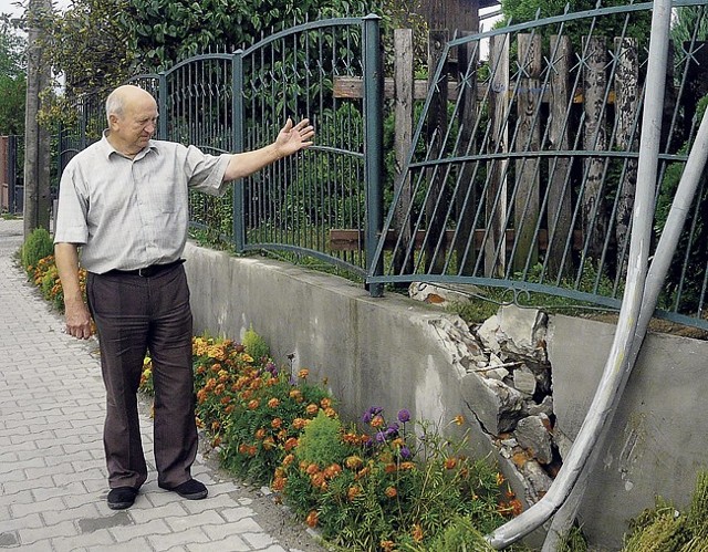 Zygmunt Kobalczyk pokazuje zdemolowane ogrodzenie swojej posesji