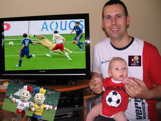 Tak kibicowano w Kargowej na meczu Polska- Grecja.Na zdjęciu Robert Sarbowski z 3 miesięcznym synem Mateuszem.