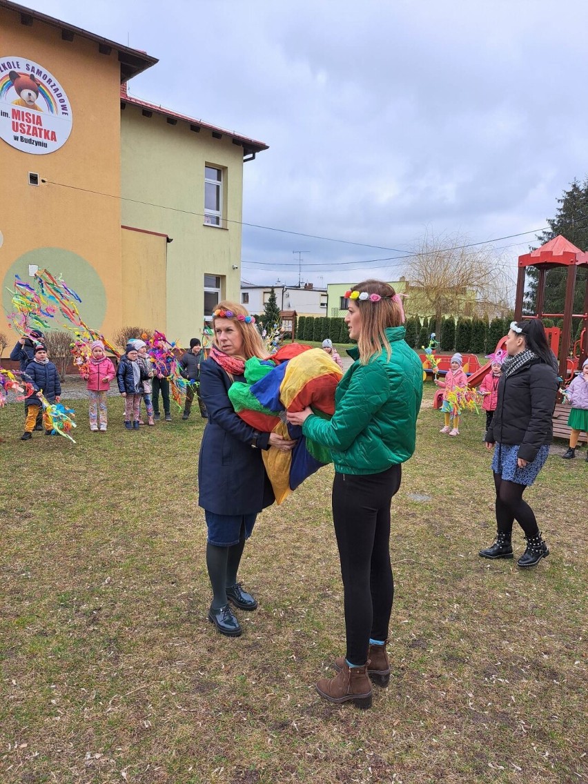 Przedszkolaki z Budzynia radośnie powitały pierwszy dzień wiosny 