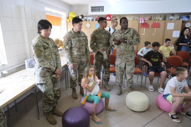 Wizyta amerykańskich żołnierzy w szpitalu dziecięcym w Toruniu
