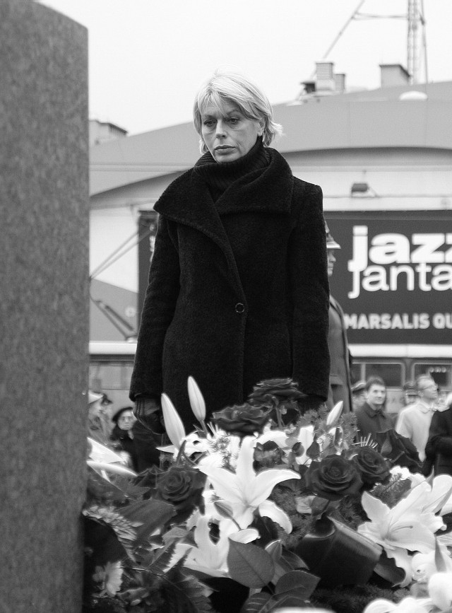 Izabela Jaruga Nowacka składająca wieniec przy pomniku Józefa Piłsudskiego w Gdańsku 11listopada2009