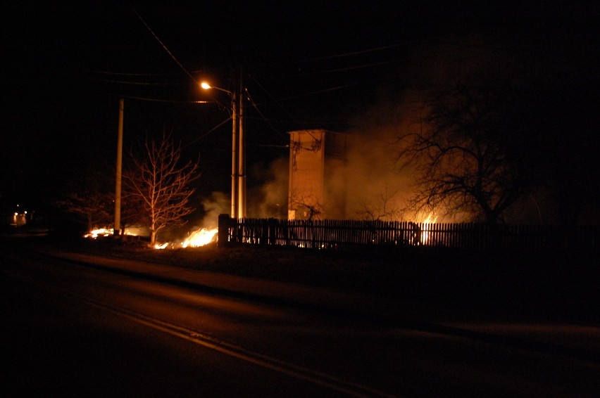 Pożar łaki w Łaziskach Dolnych na ul. Mikołowskiej. Straż gasiła palącą się trawę [ZDJĘCIA]