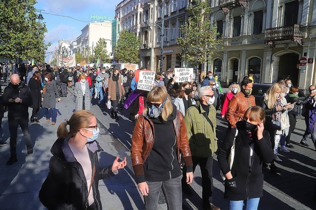 W sobotę 24 października w Łodzi odbył się kolejny protest przeciwko wyrokowi Trybunału Konstytucyjnego w sprawie aborcji. 

W pasażu Schillera w południe zebrały się setki uczestników i uczestniczek. 

ZDJĘCIA na kolejnych slajdach >>>>