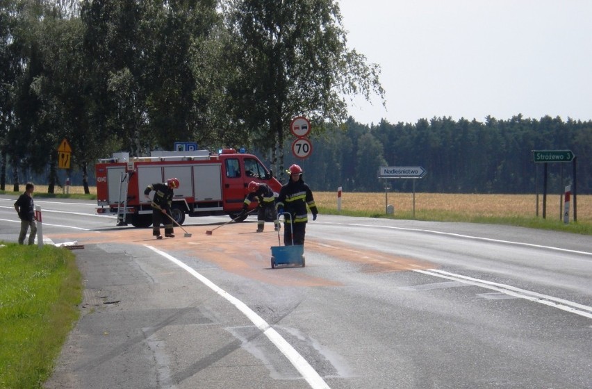 Podanin: Dachowanie na K 11. 100-metrowa plama oleju na drodze [FOTO]