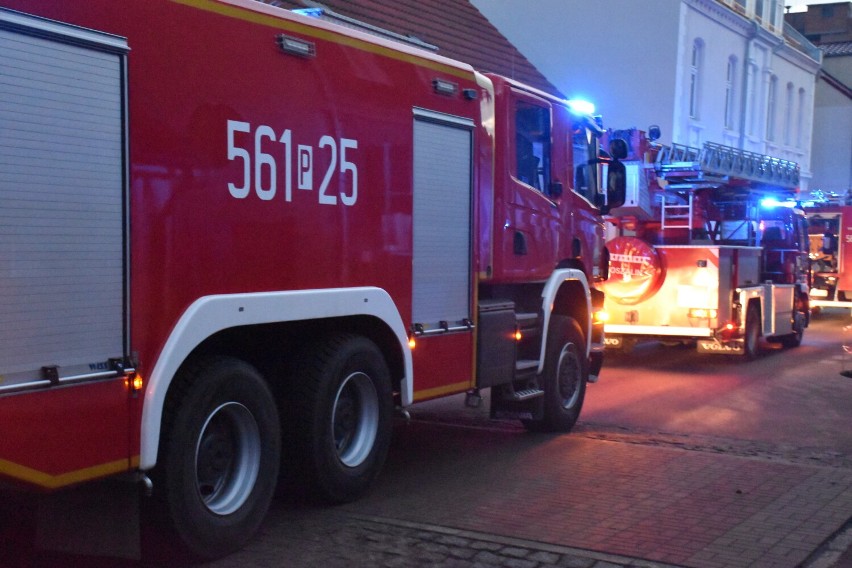 Pożar kotłowni w centrum Pleszewa. Straż Pożarna na ulicy...