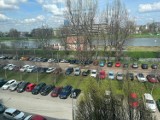 Kraków. Dziurawy parking pod Krakowską Akademią na Zabłociu. Czy są plany dla tego terenu?