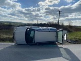 Pościg miechowskiej drogówki za pijanym kierowcą. Jego auto wylądowało w rowie i przewróciło się na bok