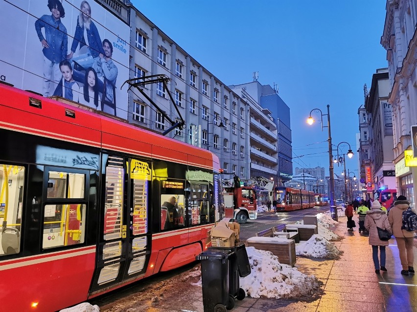 W Katowicach strażacy usuwali zwisające z dachu lodowe sople...