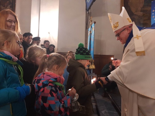 Harcerze i wierni m.in. z Opola, Głuchołaz, Kluczborka, Głubczyc czy Głogówka wzięli udział w Opolu w tegorocznym przekazaniu Betlejemskiego Światła Pokoju.