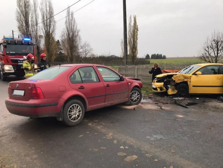 Zderzenie dwóch osobówek. Jedna osoba trafiła do szpitala