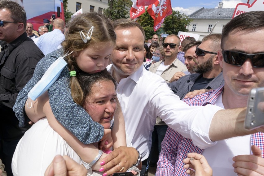 Na finiszu kampanii Andrzej Duda zabiegał o poparcie w Olkuszu. Na Rynku obok jego zwolenników zjawili się także przeciwnicy [ZDJĘCIA]