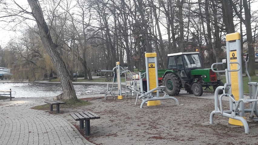 Wiosenne porządki w parku w Szczecinku. Tajwan z odnowionym mostem [zdjęcia]