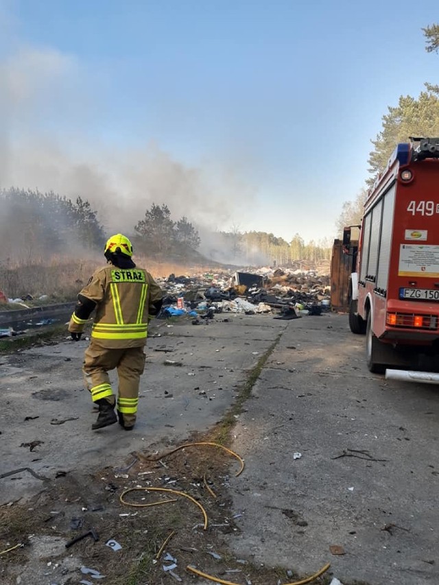 Pożar dzikiego wysypiska w Czyżówku kolo Iłowej.