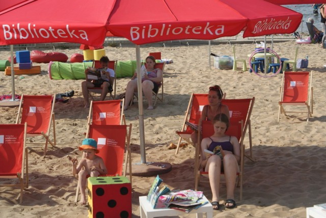 Biblioteka na plaży cieszy się w Dąbrowie Górniczej popularnością