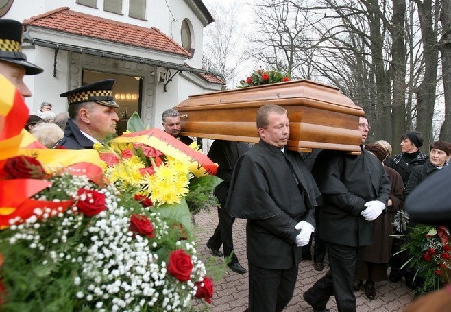 Ceremonię pogrzebową prowadził ks. Waldemar Sondka,...