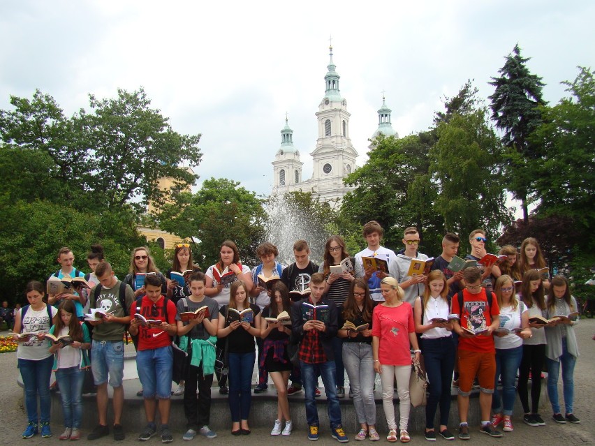 Uczniowie ZSDiOŚ w Radomsku promują czytelnictwo