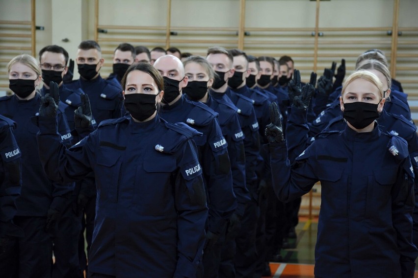 Nowi policjanci w łódzkim garnizonie. Pracę w regionie rozpocznie 90 nowych policjantów [ZDJĘCIA]