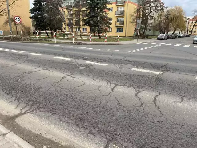 Ulica Sikorskiego ma być przebudowana. W Najgorszym stanie jest odcinek od skrzyżowana z ulicą Wojska Polskiego w kierunku wyjazdu na hutę