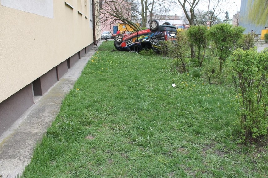 Wypadek na ul. Polnej w Tomaszowie: Auto dachowało w ogródku [ZDJĘCIA]