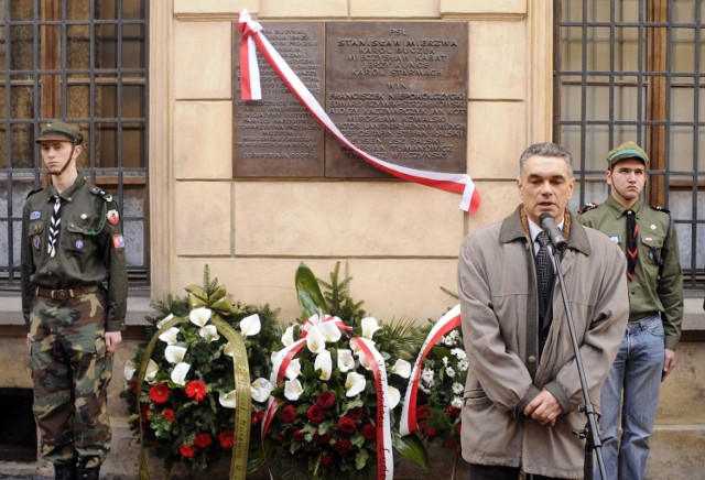 Janusz Kurtyka podczas odsłonięcia tablicy pamiątkowej przy ulicy Poselskiej (marzec 2008 r.)