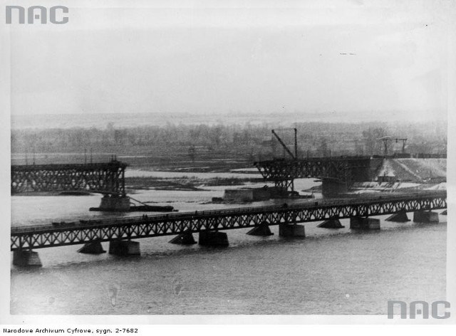 Mosty na Wiśle pod Płockiem: drogowy i uszkodzony kolejowy w czasie naprawy. Zdjęcie zrobione w czasie II wojny światowej. We wrześniu 1939 roku dwa przęsła mostu zostały wysadzone przez polskie wojsko.