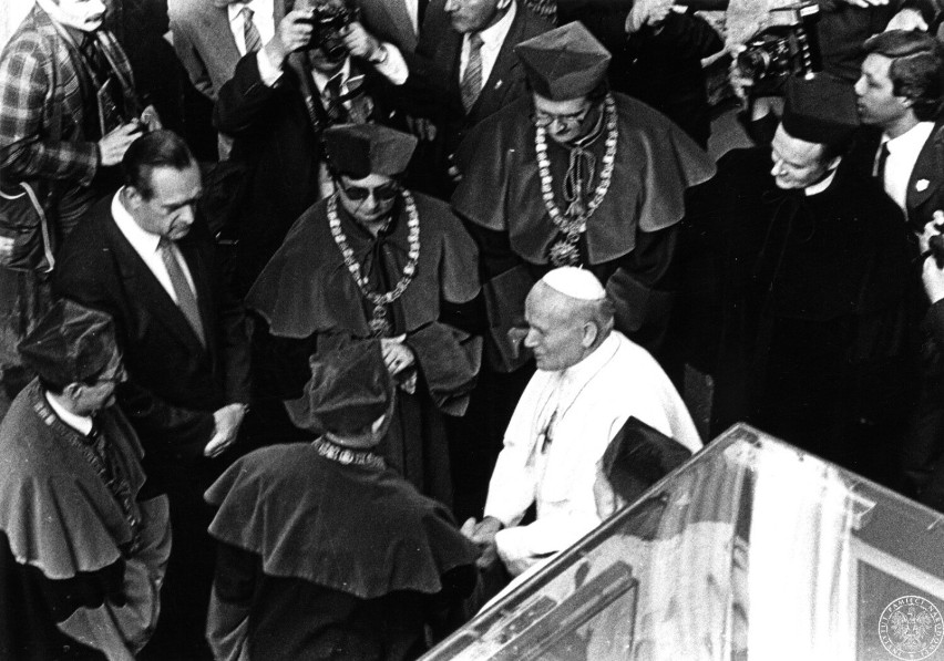 Jan Paweł II wita się z przedstawicielami krakowskich...