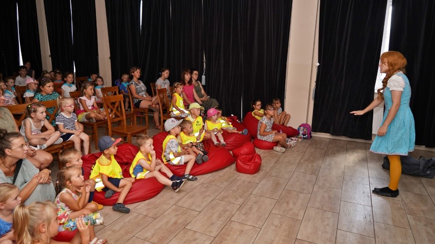 Debrzno. Aktorzy Studia Małe Formy Teatralne zagrali dla dzieci i rodziców spektakl "Sekrety morza"