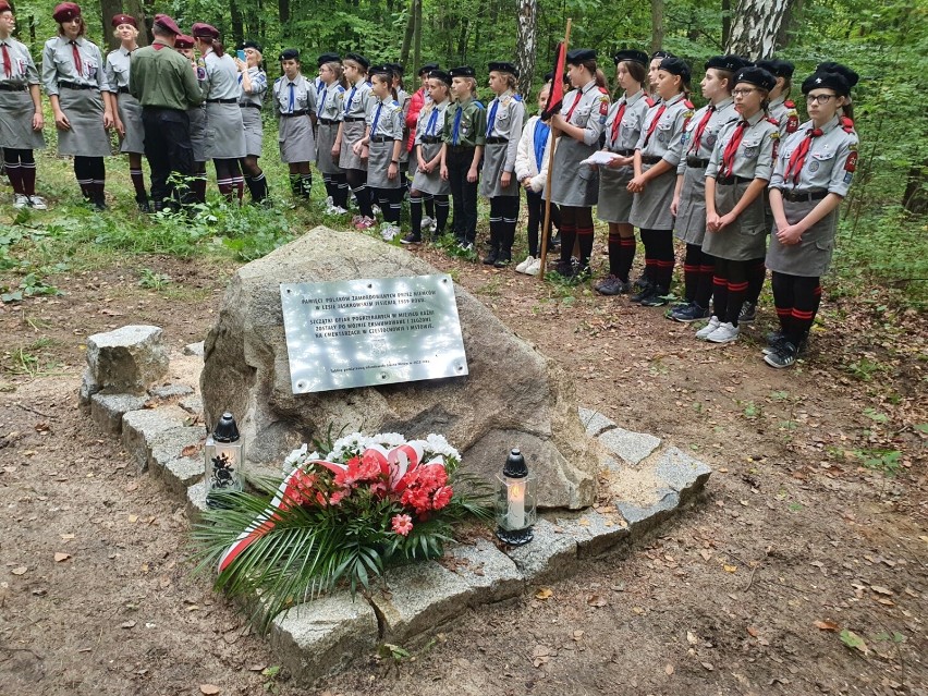 W jaskrowskim lesie odsłonięto tablicę na cześć pomordowanych w czasie II wojny światowej