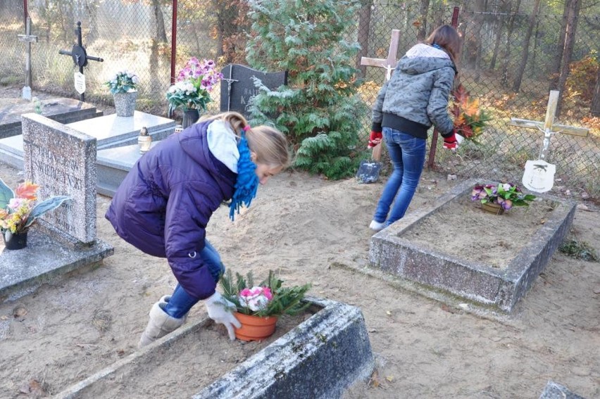 Uczniowie ze Strzelec sprzątali groby na cmentarzu w Chodzieży [ZDJĘCIA]