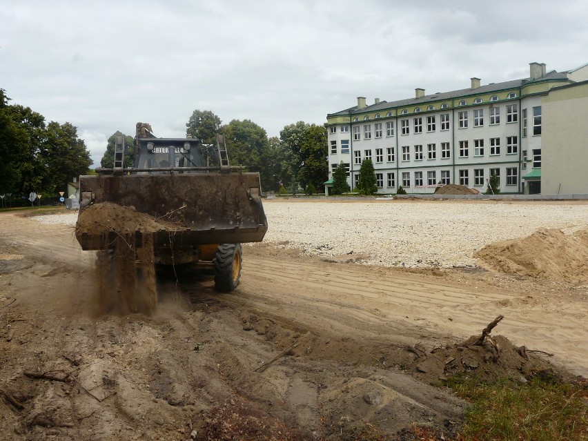 Wieluń: Przy Gimnazjum nr 1 budują boisko