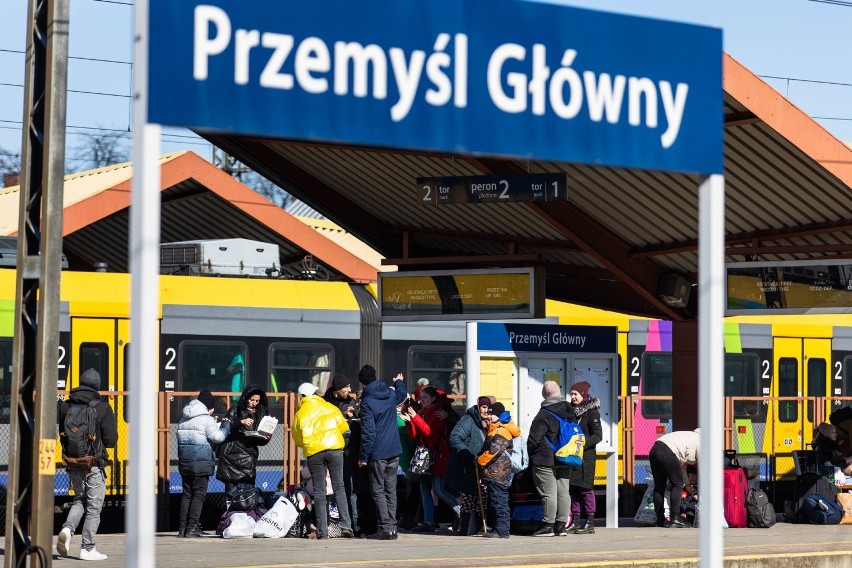 Dworzec kolejowy w Przemyślu to najważniejszy przystanek w rozkładzie jazdy pociągów. Tu dla wielu rozpoczynają się podróże życia [ZDJĘCIA]