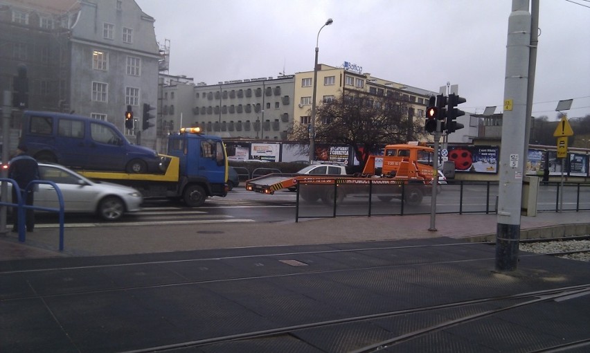 Gdańsk. Zderzenie dwóch samochodów na Hucisku - tramwaje jeździły objazdem (ZDJĘCIA)